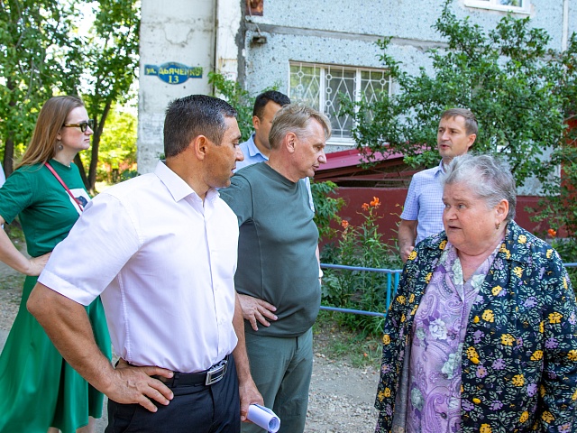 Благовещенцы высадили деревья прямо над теплосетями 