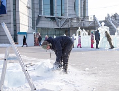 Фигуры изо льда украсили площадь возле Общественно-культурного центра в Благовещенске