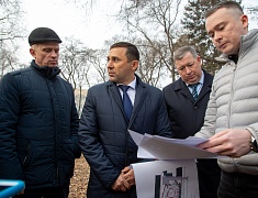 Мэр Благовещенска Олег Имамеев провел выездное совещание по благоустройству сквера водников