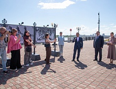 На набережной Амура в Благовещенске открыли фотовыставку ТАСС в честь юбилея города