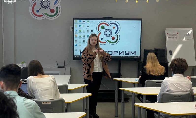 Олег Имамеев: «Одна из наших приоритетных задач — создавать условия, в которых учителям комфортно работать». Молодым педагогам в Благовещенске увеличили выплаты и сделали бесплатной аренду жилья