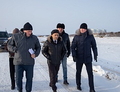 Темпы работ по возведению берегоукрепления Амура и Зеи оценили мэр амурской столицы Олег Имамеев