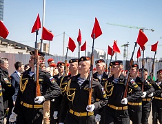 В амурской столице в преддверии Дня Победы подняли Копию Знамени Победы
