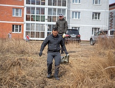 Мэр Благовещенска Олег Имамеев вместе с фан-клубом города очистил еще одну городскую территорию