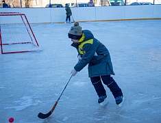 Хоккею с мячом учили ребят из благовещенского двора на Зейской