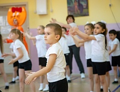 В благовещенском детском саду №67 спортивный флешмоб объединил родителей, детей и педагогов