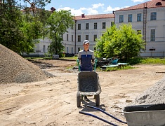 Рабочее совещание по ремонту стадиона Алексеевской гимназии провел мэр Благовещенска Олег Имамеев
