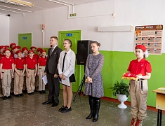 Открытие Памятного уголка, посвященного выпускнику школы №28 Благовещенска, погибшему при исполнении долга в рамках СВО Максиму Павлову