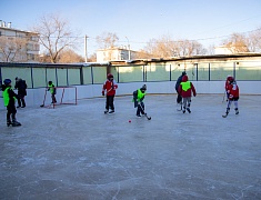 Хоккею с мячом учили ребят из благовещенского двора на Зейской