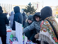 Благовещенцы проводили зиму блинами и хороводами