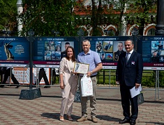 Мэр Благовещенска в День России вручил паспорта 13 юным благовещенцам