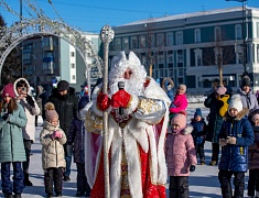 На площади Ленина для детей провели праздник со сказочными персонажами