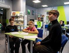 В Благовещенске детям участников СВО вручили новогодние подарки и билеты на праздничные мероприятия