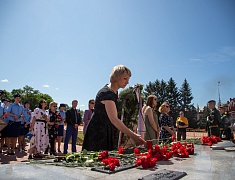 Цветы в память о подвиге советских солдат возложили в Благовещенске