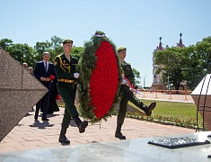 Цветы в память о подвиге советских солдат возложили в Благовещенске