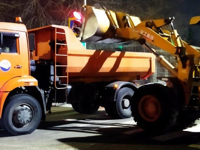 Рабочие ГСТК чистят подходы к детскому саду № 15