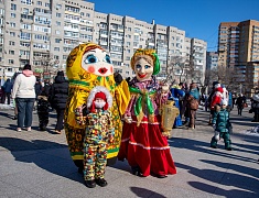 Благовещенцы проводили зиму блинами и хороводами