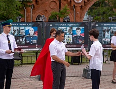 Олег Имамеев вручил благовещенским школьникам первые паспорта