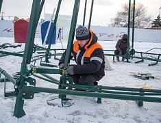 В Благовещенске приступили к монтажу главной новогодней ели