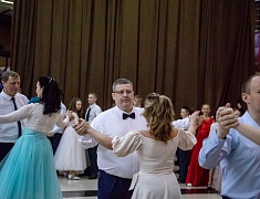 Больше 400 благовещенцев закружил кадетский бал