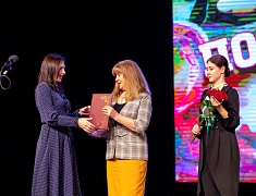 В Благовещенске за заслуги наградили более сотни педагогов