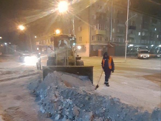 ГСТК посыпал 7 остановок противогололедным материалом