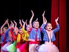 Мэр города Олег Имамеев поздравил благовещенский ансамбль "Ровесники" с 57-летием