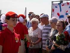 Мэр Благовещенска в День России вручил паспорта 13 юным благовещенцам