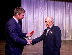 Знаки «50 лет Байкало-Амурской магистрали» вручили благовещенцам