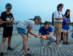 Благовещенцы выложили «Родину-мать» из пяти тысяч свечей