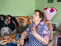 Мэр Благовещенска Олег Имамеев поздравил с наступающим Днем Победы Клару Верисоцкую