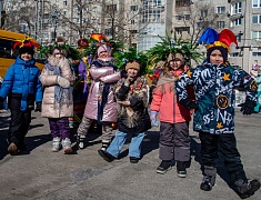 Благовещенцы проводили зиму блинами и хороводами