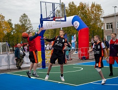 «Умную» спортивную площадку в Благовещенске открыли зарядкой и состязаниями