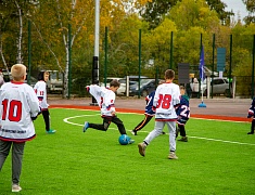 «Умную» спортивную площадку в Благовещенске открыли зарядкой и состязаниями