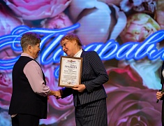 В Благовещенске за заслуги наградили более сотни педагогов