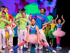 Мэр города Олег Имамеев поздравил благовещенский ансамбль "Ровесники" с 57-летием