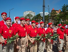 Мэр Благовещенска в День России вручил паспорта 13 юным благовещенцам