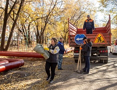 К общегородскому субботнику присоединились работники администрации Благовещенска