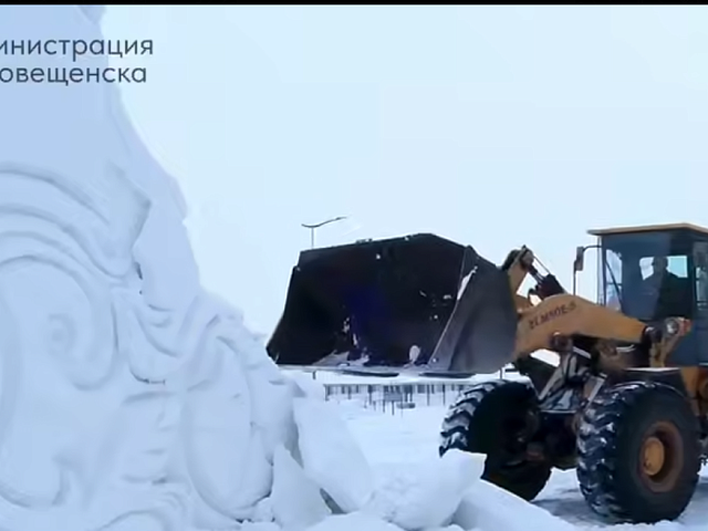 В Благовещенске начали демонтаж аварийных снежных горок 