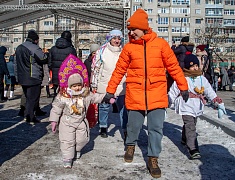 Благовещенцы проводили зиму блинами и хороводами