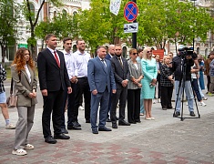 В Купеческом сквере в Благовещенске торжественно открыли новую скульптуру «Торговец с верблюдом»