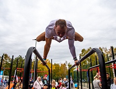 «Умную» спортивную площадку в Благовещенске открыли зарядкой и состязаниями