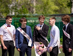 Во всех школах Благовещенска прозвенели последние звонки