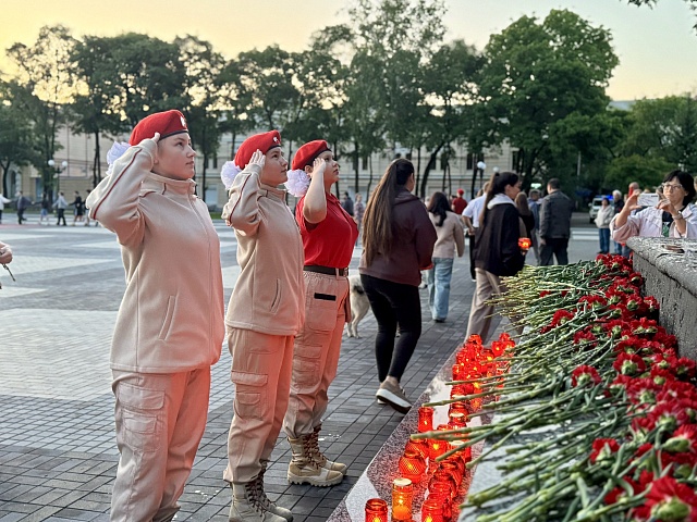 В Благовещенске на площади Победы зажгли «Свечи памяти»