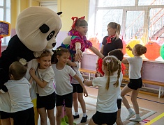 В благовещенском детском саду №67 спортивный флешмоб объединил родителей, детей и педагогов