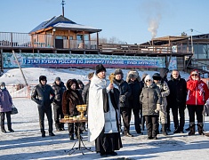  Благовещенцы окунулись в прорубь на Крещение