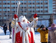 На площади Ленина для детей провели праздник со сказочными персонажами