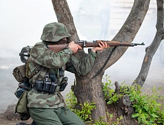 Реконструкцию боя Великой Отечественной войны показали гостям Городского парка в День Победы