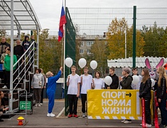 «Умную» спортивную площадку в Благовещенске открыли зарядкой и состязаниями
