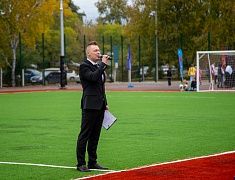 «Умную» спортивную площадку в Благовещенске открыли зарядкой и состязаниями